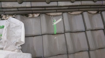 棟際の瓦も割れています。