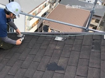門真市マンションの避雷導線撤去作業中