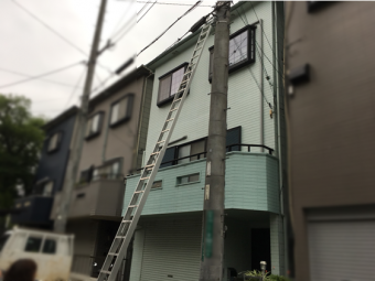 はしごを掛けます