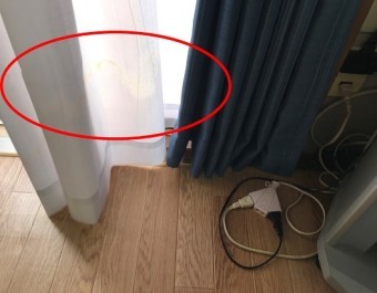 雨漏りでシミができたカーテン