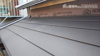 下屋根にもガルテクトを葺上げ、壁際の仕舞をします。