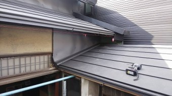樋の金具を付け替えて、糸を張って勾配を取ります。