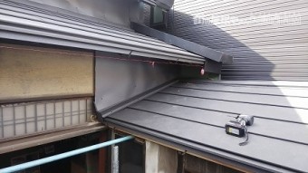 樋の金具を付け替えて、糸を張って勾配を取ります。