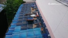 割れた瓦を取り外します。
