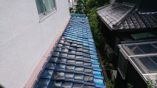 下屋根部分は、上から何か落ちてきたのか割れが多数見られます。