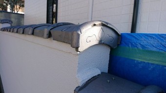 塀の瓦の端部の瓦も割れ、カケが見られます。