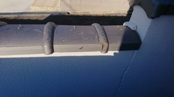 段のある止まり部分の塀瓦も割れていますね。