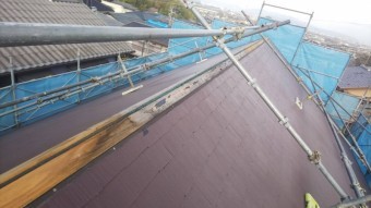 古い棟包板金を外します。