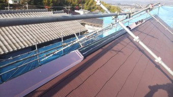 銅製の棟包を取り付けます。