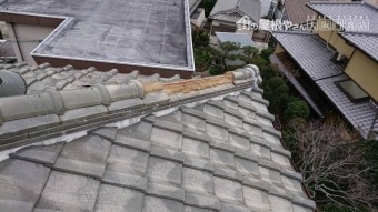台風で飛散した棟瓦部分を補修します。