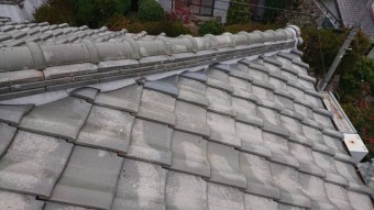 棟下の凍て割れ瓦の交換を行いました。