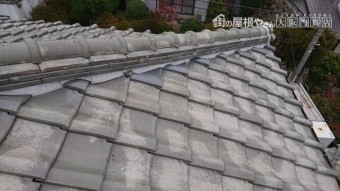 棟下の凍て割れ瓦の交換を行いました。