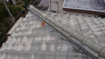 こちらも棟下の瓦が凍て割れしてます。