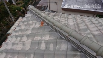 こちらも棟下の瓦が凍て割れしてます。