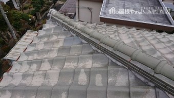 凍て割れした棟下瓦を新しい瓦に交換しました。