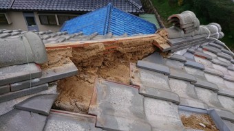 棟下の瓦を交換するので、棟瓦をバラします。