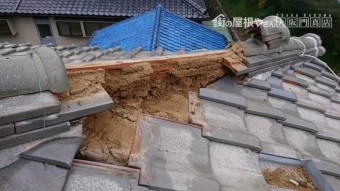 棟下の瓦を交換するので、棟瓦をバラします。