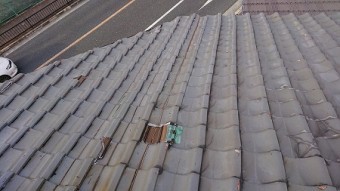 所々われている桟瓦に板金を差して応急処置がなされてます。