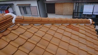 勾配とつけながら棟のノシ瓦を積み上げます。