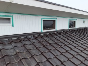 サッシ廻りのシーリングを行います。