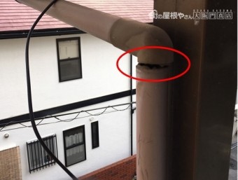 四條畷市 ベランダ樋破損