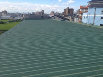 倉庫の折板屋根全景です。