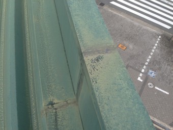 パラペット板金の繫ぎ目から雨漏り