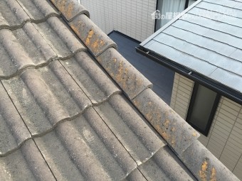 モニエル瓦の塗装が褪せています。