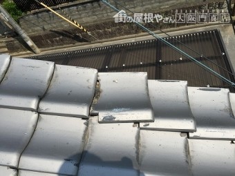 袖瓦が割れてズレています。