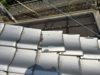 袖瓦が割れてズレています。