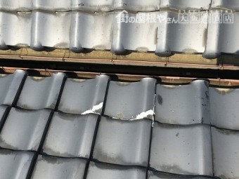 軒先瓦が割れており、補修されています。