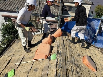 瓦のメクリは手作業で行います。