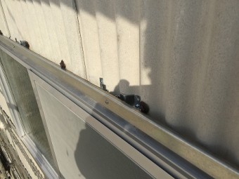 スレートに金属桟を設置します。