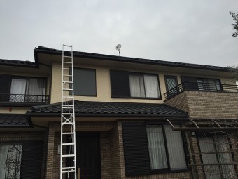 梯子を掛けて屋根に上ります。