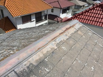 釘が浮いてる棟板金