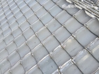 桟瓦にもコーキングが塗られ、雨水が抜けにくくなります。