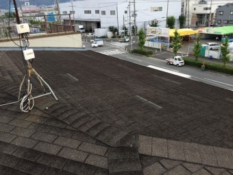 シングル屋根材が葺かれています。