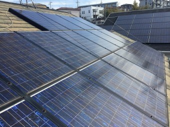 屋根面には太陽光ソーラーが取り付けてあります。