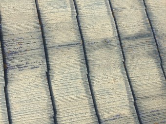一度塗られたカラーベストの塗膜も剥げ、基材が見えてきています。