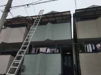 3階建ての屋根にハシゴを設置