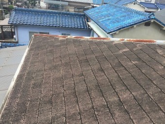 カラーベストの塗膜が褪せてしまっています。