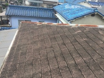 カラーベストの塗膜が褪せてしまっています。
