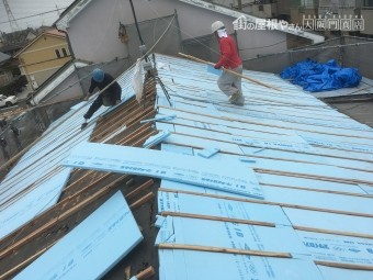 下地断熱材敷き込み