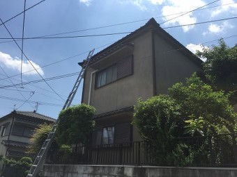 屋根にあがるにはハシゴをかけます。