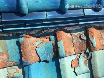 凍害がすすんで、真っ二つに瓦が割れています。