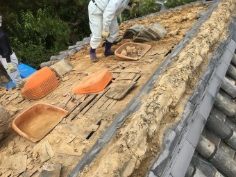 倉の地瓦めくり
