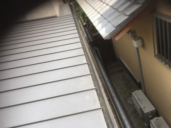 樋の中に落ち葉除けネットを設置