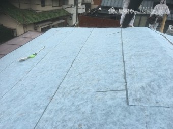 粘着ルーフィング貼り
