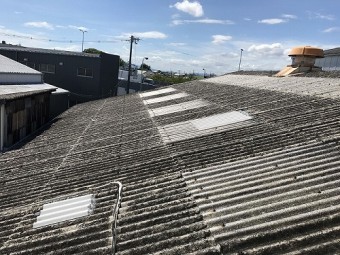 古くなった工場のスレート屋根