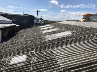 古くなった工場のスレート屋根